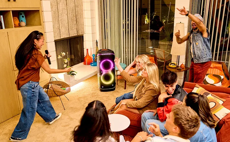 Grupo cantando karaoke en un living con el JBL PartyBox 720