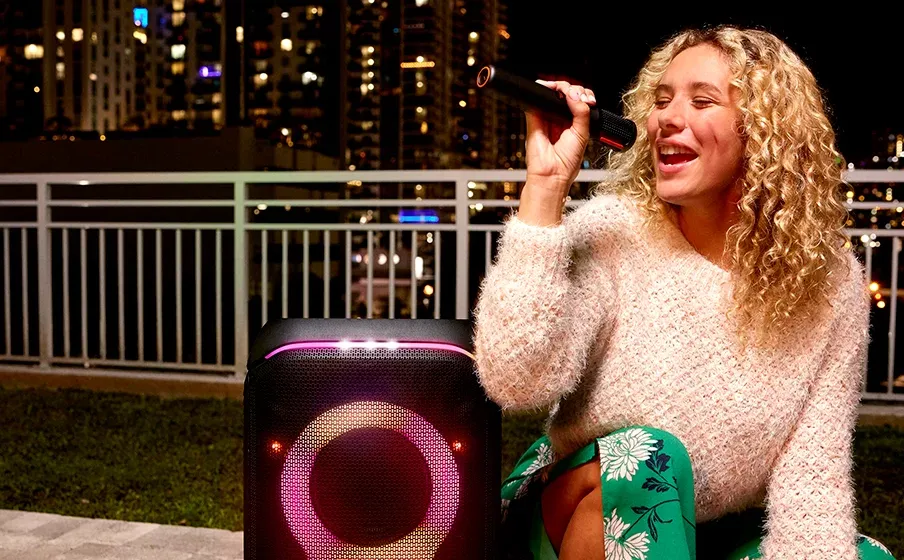 Cantando karaoke con el JBL PartyBox Wireless Mic y una PartyBox