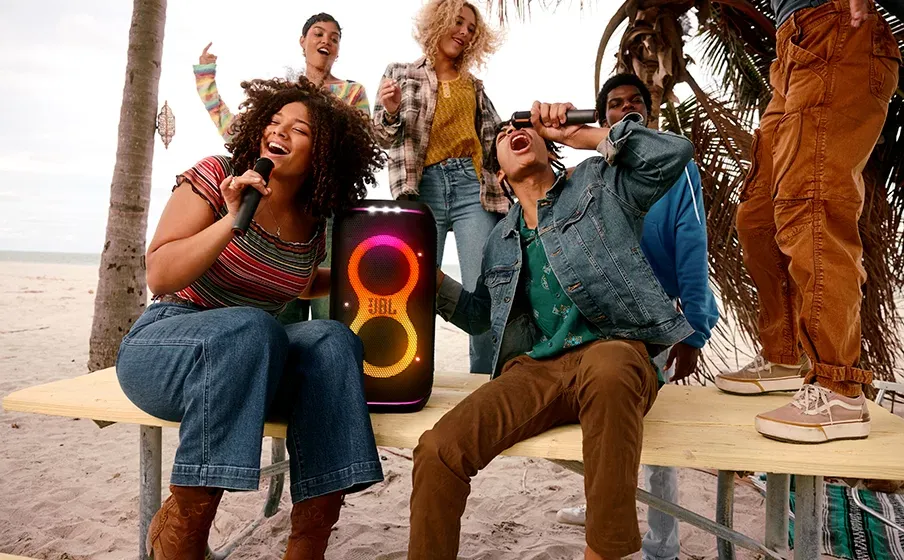 Karaoke al aire libre con micrófonos JBL PartyBox