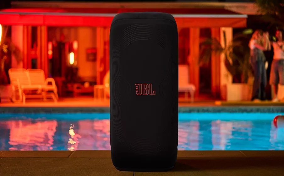 JBL PartyBox 720 con su funda junto a una piscina