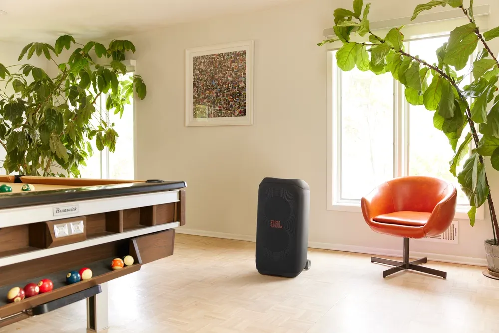 PartyBox con su funda JBL PartyCover en un living