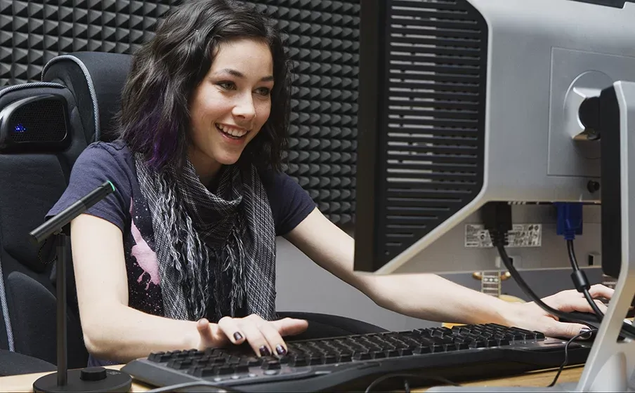 Gamer usando el micrófono JBL Quantum Stream Talk frente al computador