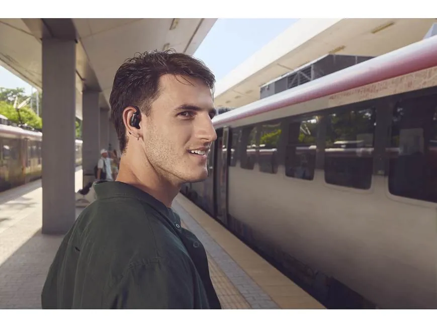 Hombre usando los JBL Sense Pro en una estación de tren