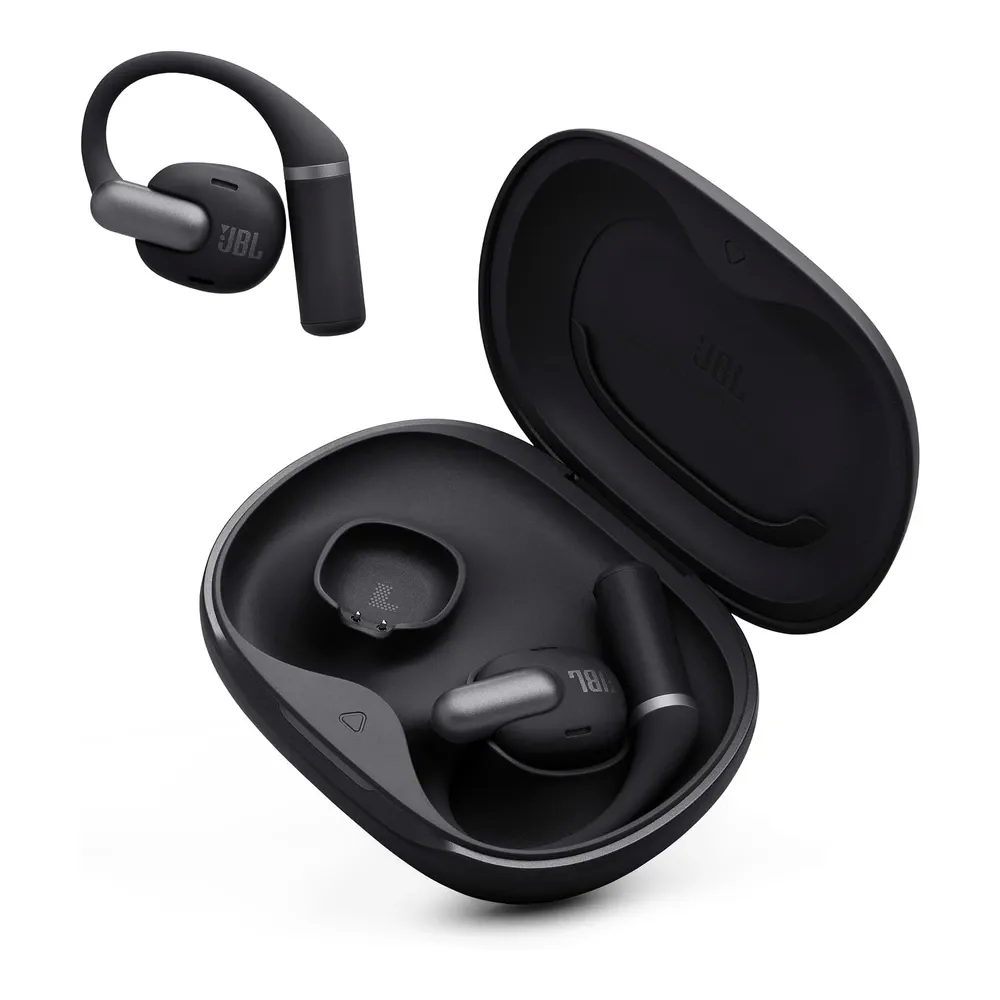 Estuche de carga del JBL Sense Pro abierto con un audífono al lado