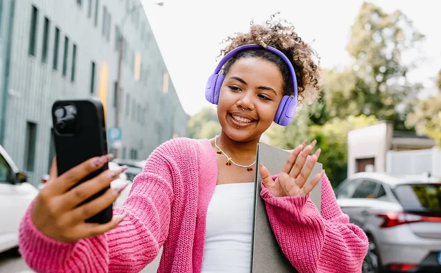 Mujer en una videollamada con los JBL Tune 530BT lavanda puestos