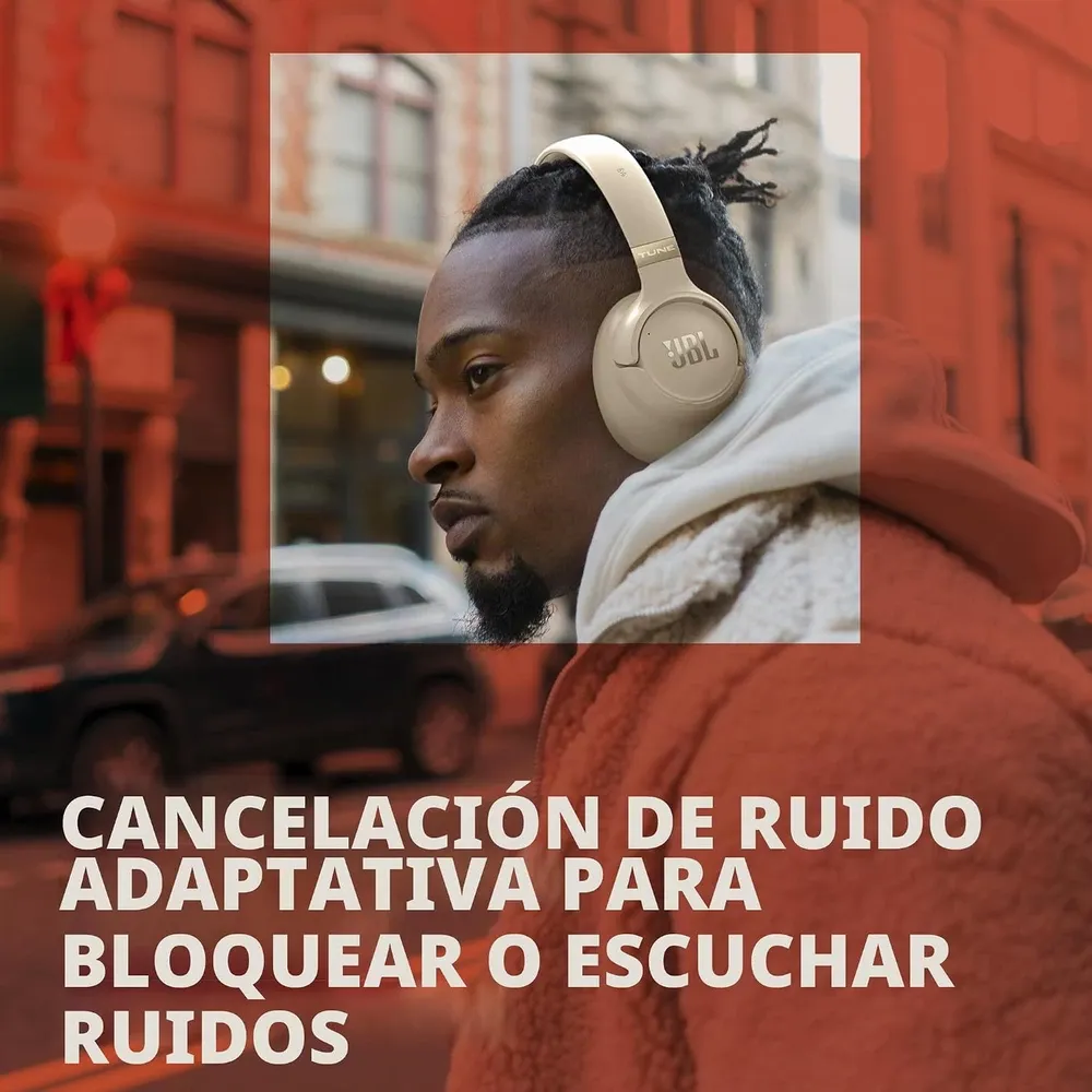 Persona usando los JBL Tune 780NC beige con cancelación de ruido adaptativa en la calle