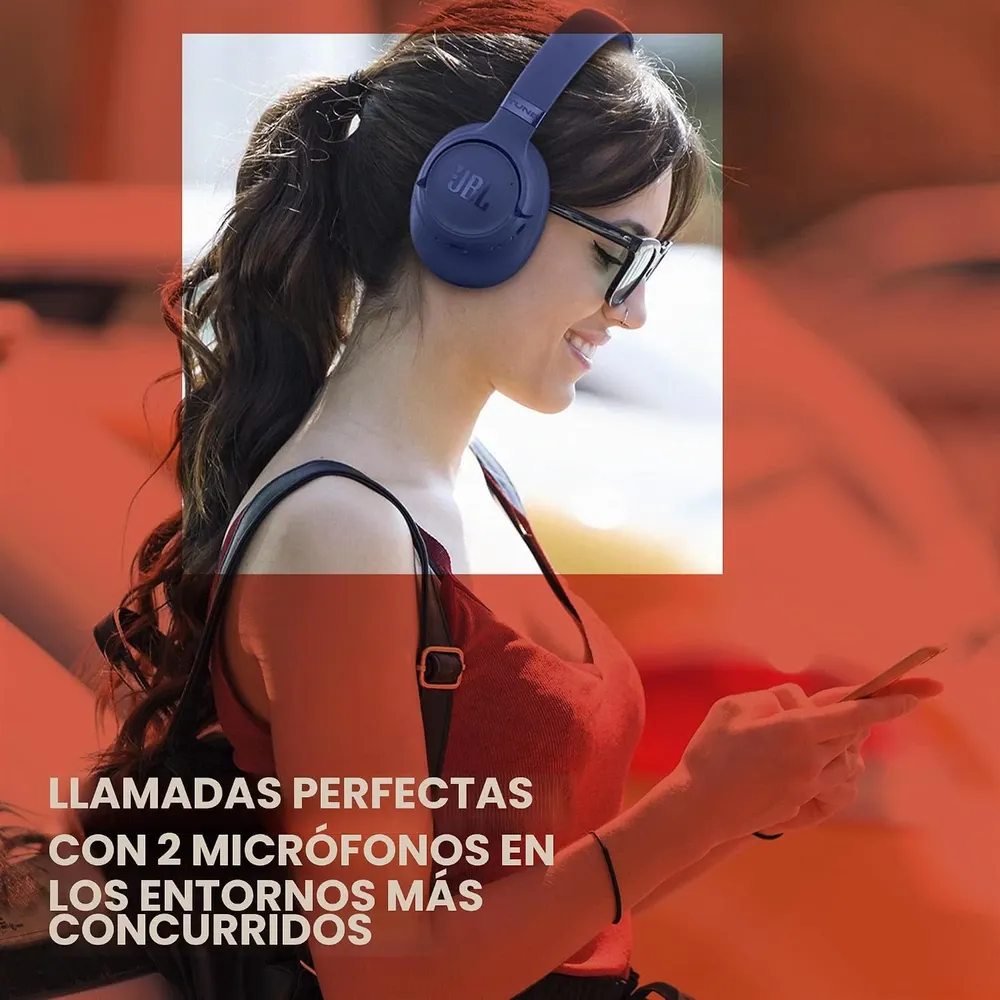 Mujer hablando por teléfono con los JBL Tune 780NC azules puestos