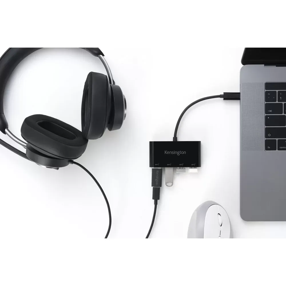 Kensington CH1200 conectado a un notebook con audífonos y un pendrive