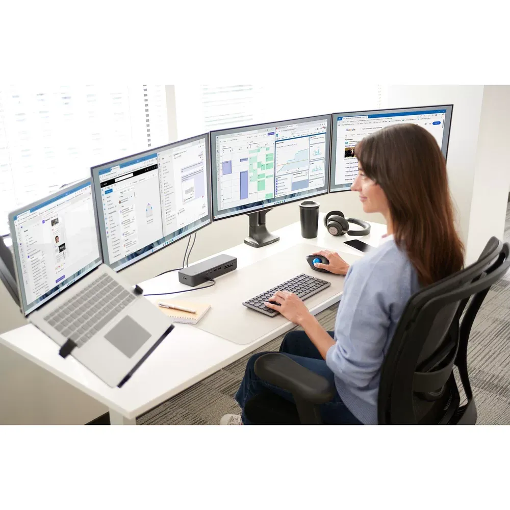 Persona trabajando con el Kensington KB435 EQ
