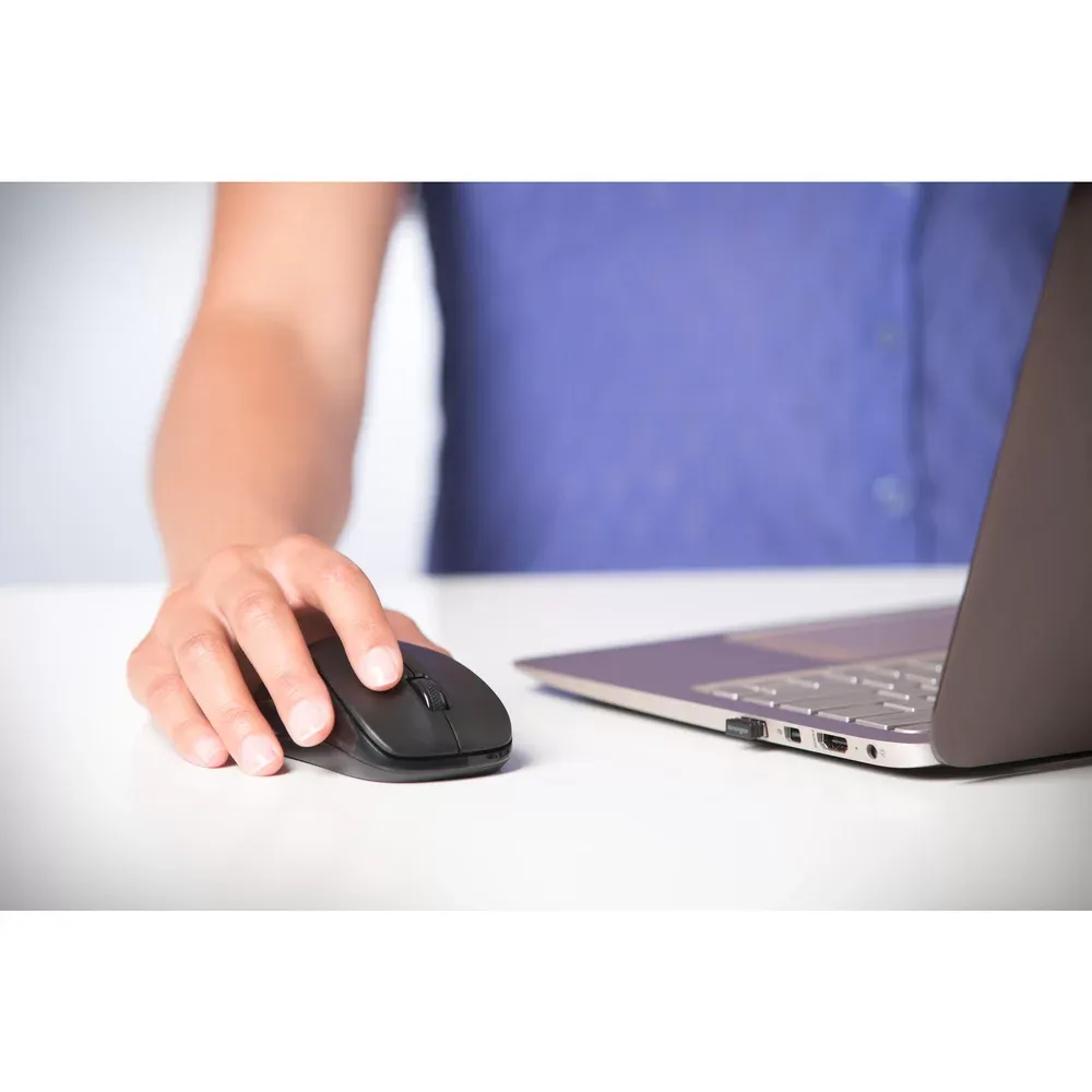 Kensington Mouse for Life en uso junto a un notebook