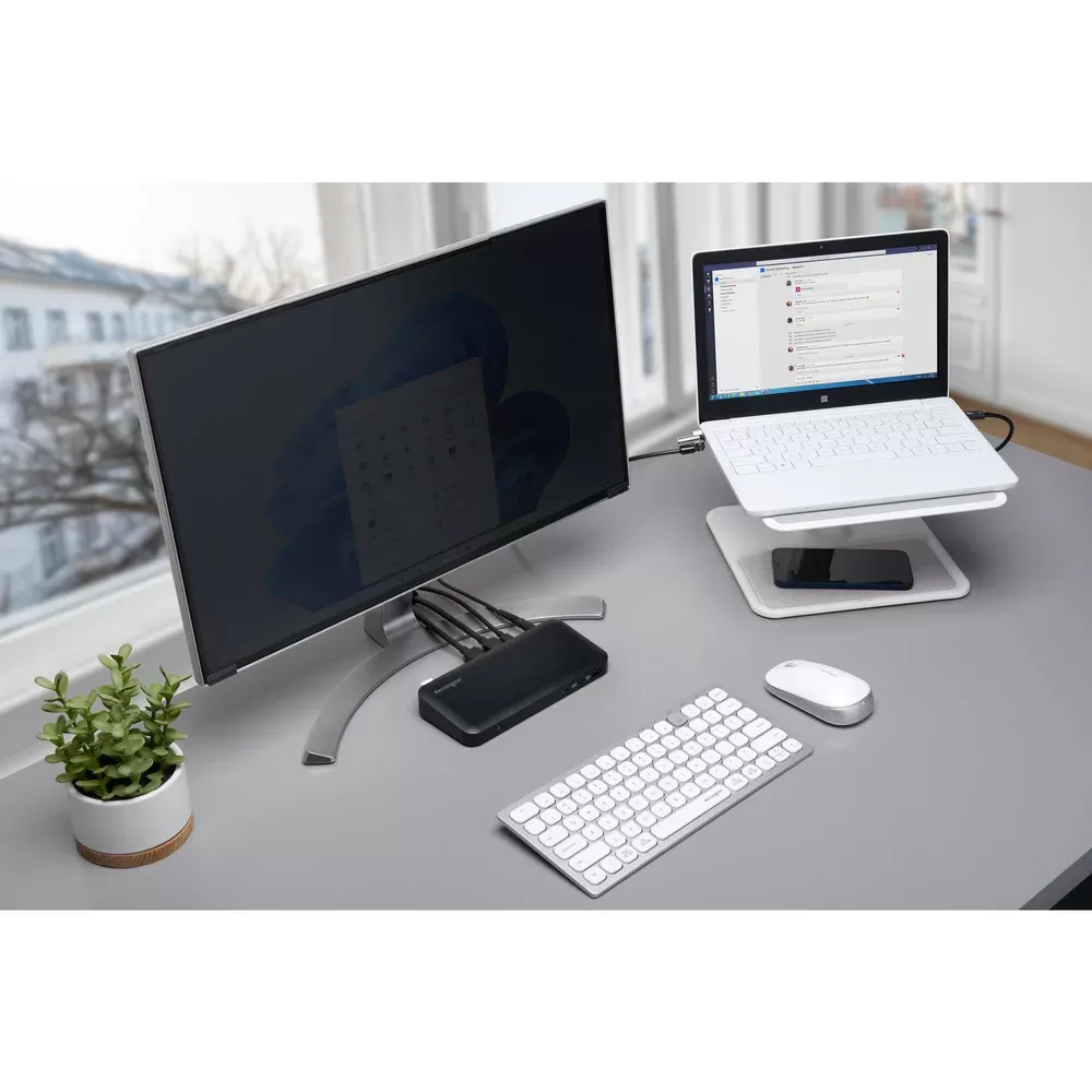 Kensington Multi-Device Dual sobre un escritorio