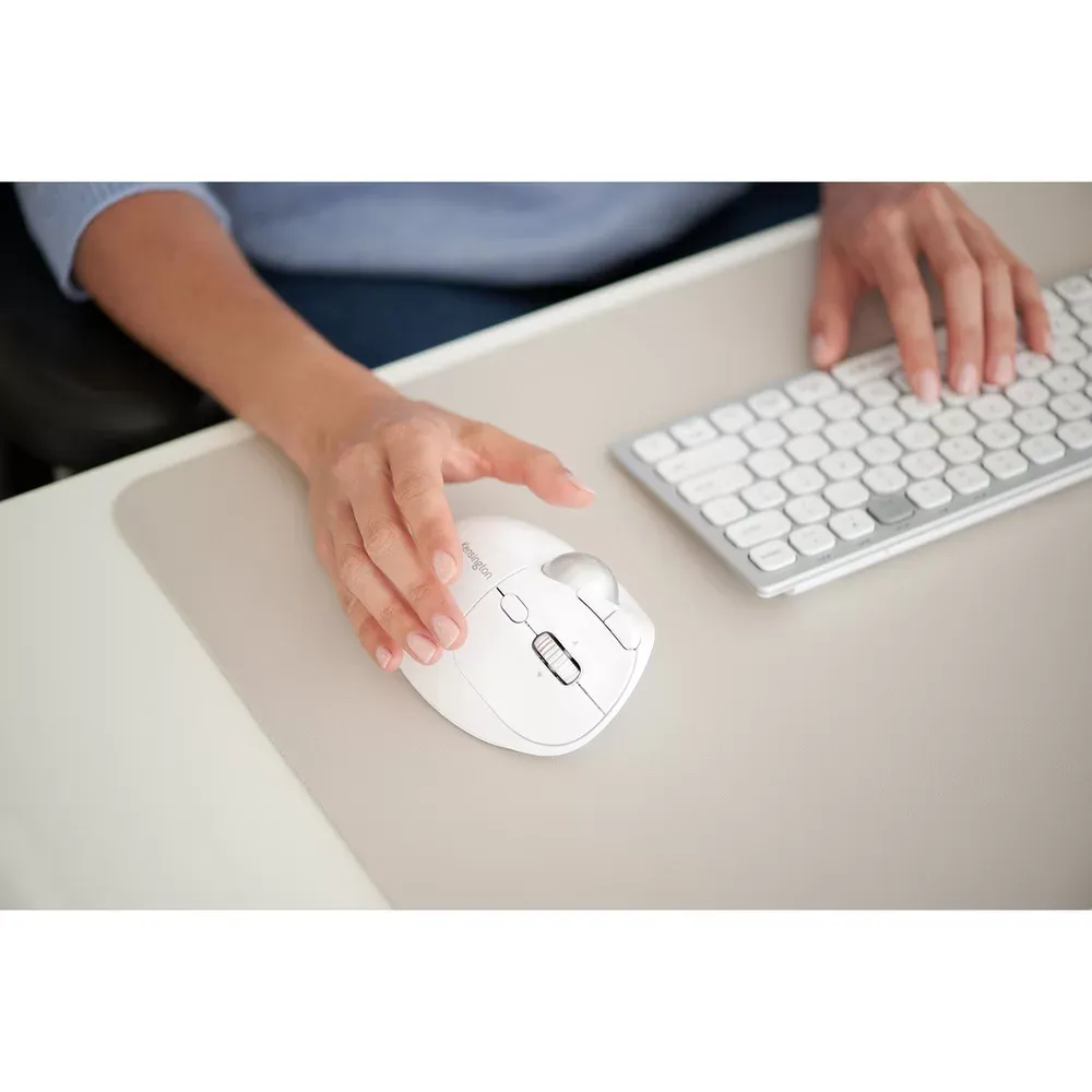 Manos escribiendo en el Kensington Multi-Device Dual