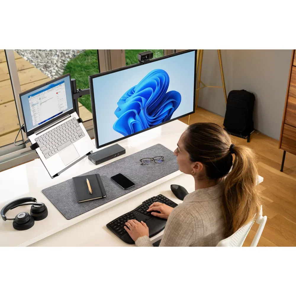Persona escribiendo en el Kensington Pro Fit Ergo KB675