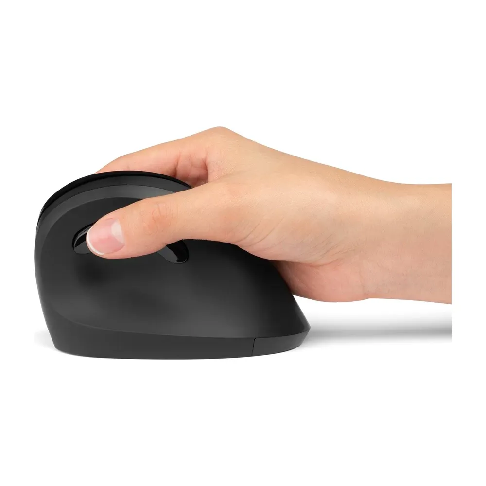 Mano sobre el Kensington Pro Fit Ergo Vertical en posición de apretón de manos