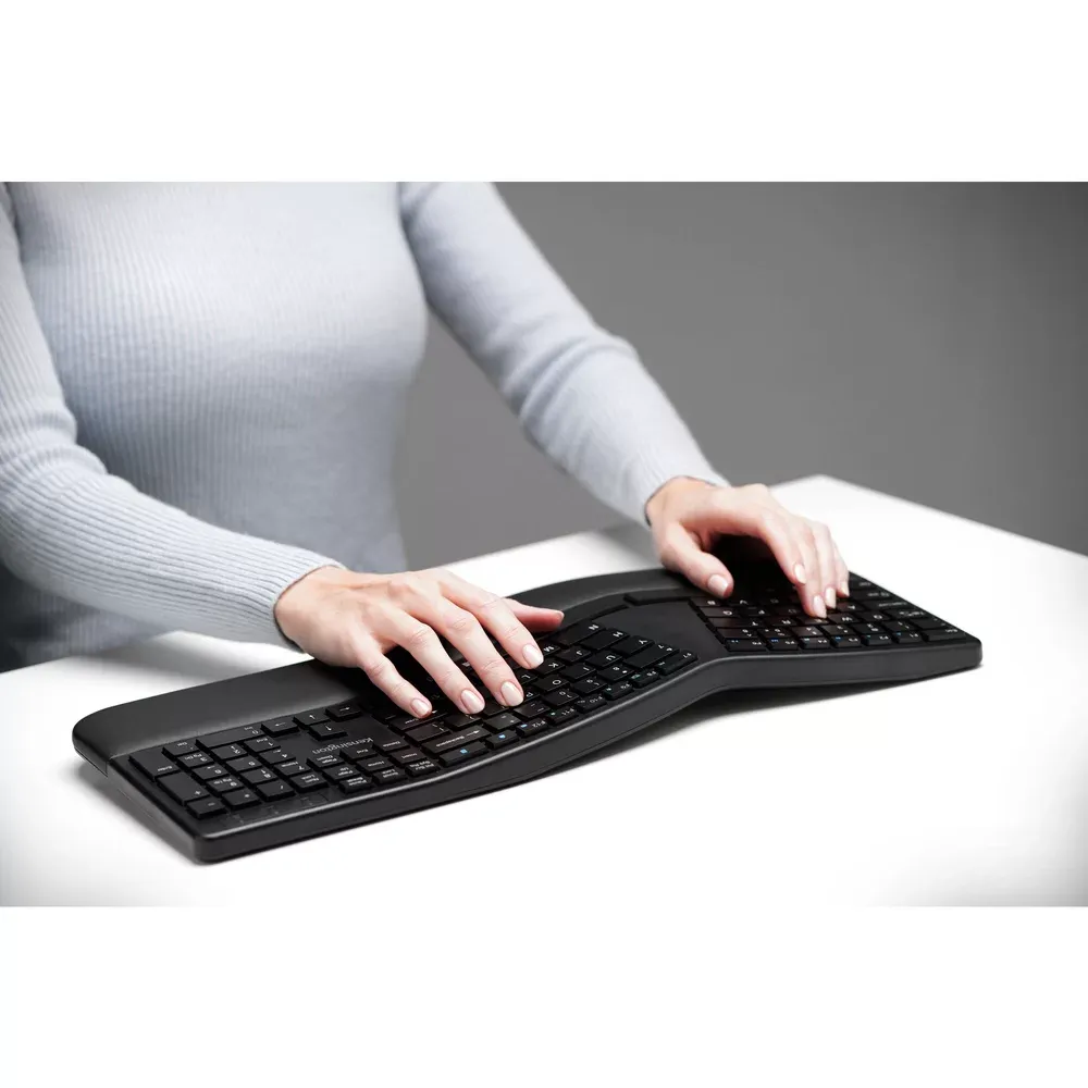 Persona escribiendo en el Kensington Pro Fit Ergo con cable