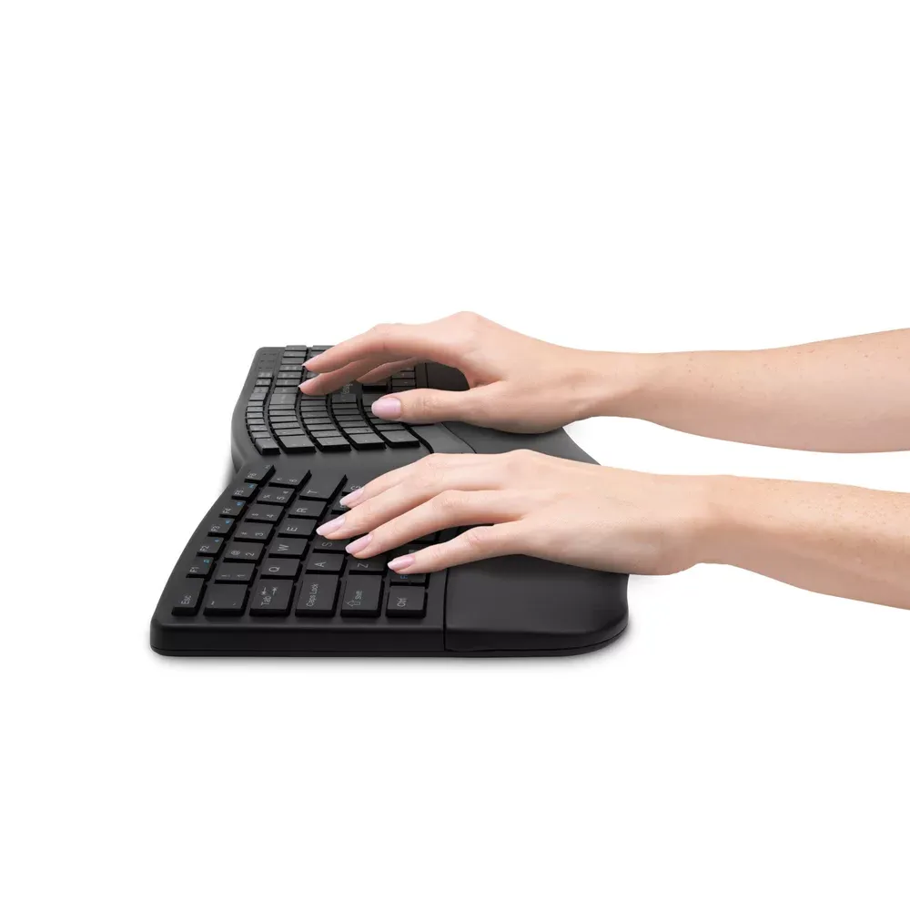Manos escribiendo en el Kensington Pro Fit Ergo inalámbrico