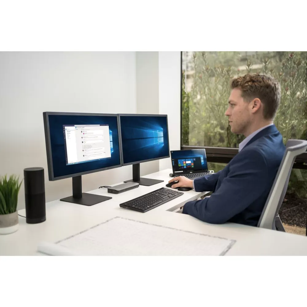 Kensington SureTrack Dual en un escritorio con doble monitor