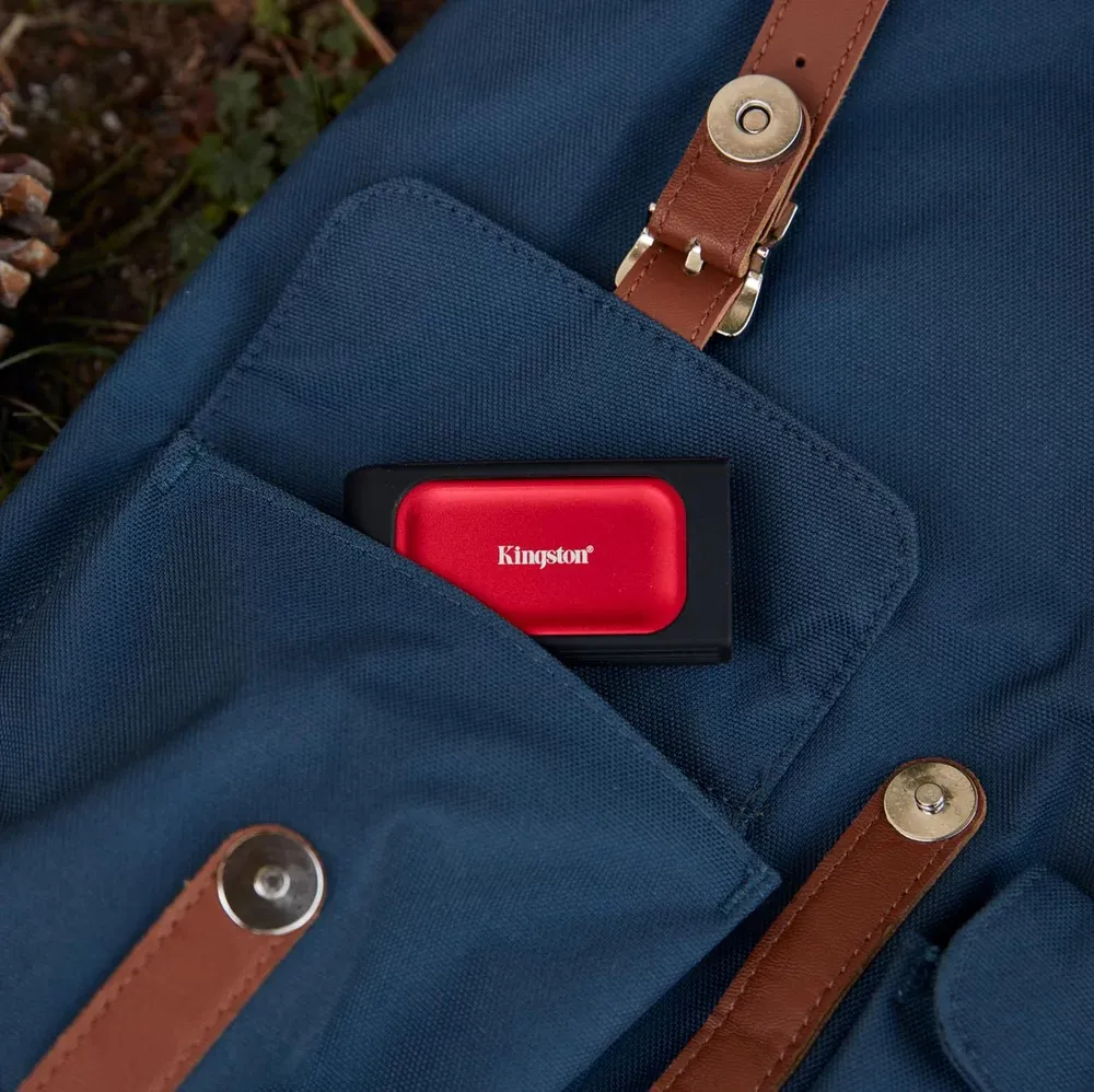 Kingston XS1000 guardado en el bolsillo de una mochila