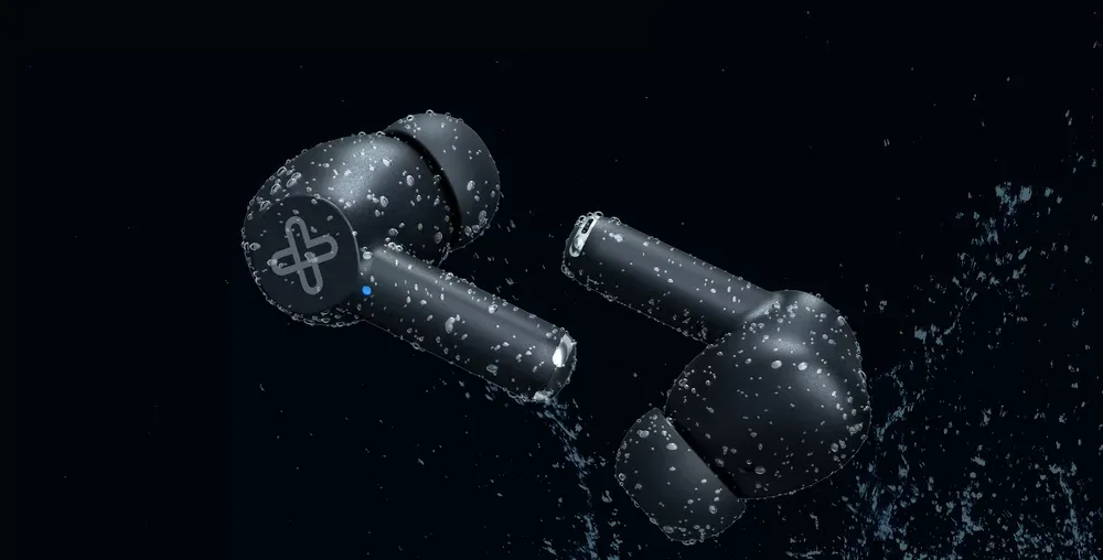 Audífonos Klip Xtreme Buds-Fi entre salpicaduras de agua