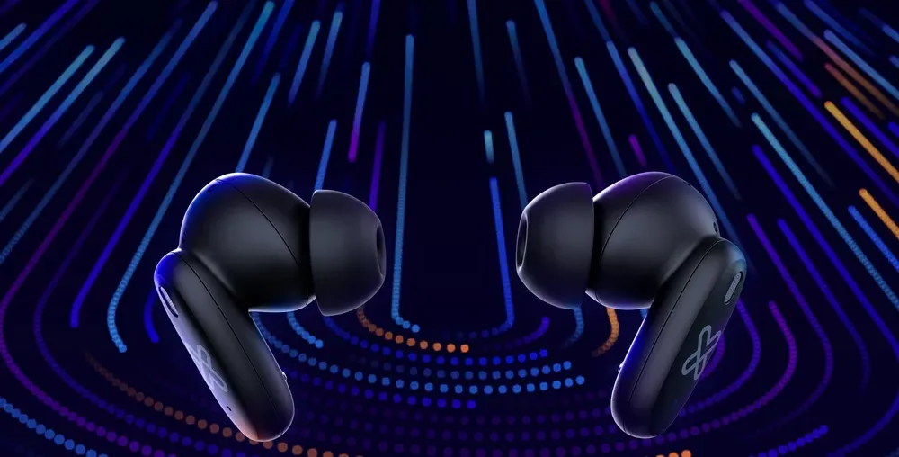 Audífonos Klip Xtreme DynaBuds KTE-800 sobre un fondo de luces