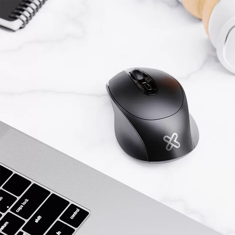 Klip Xtreme Easihand sobre un escritorio junto a un notebook