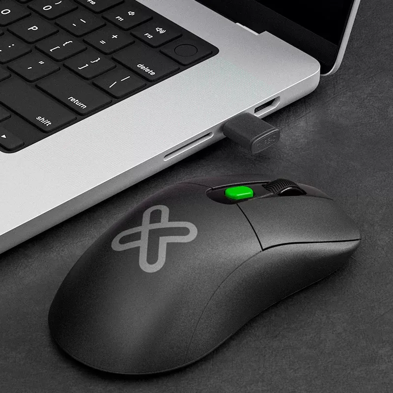 Klip Xtreme Ecolast junto a un notebook