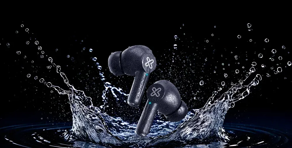 Klip Xtreme EdgeBuds KTE-755 negros entre salpicaduras de agua