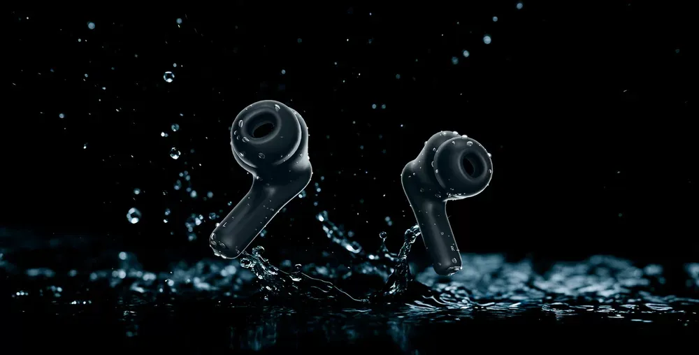 Klip Xtreme EdgeBuds Ultra KTE-850 entre salpicaduras de agua