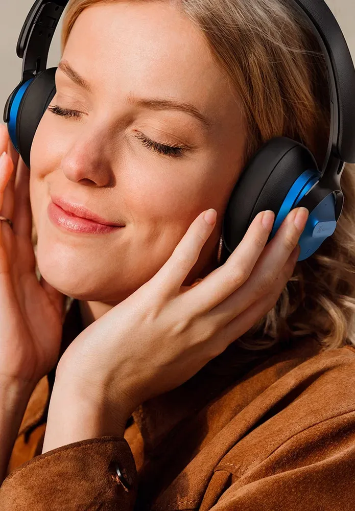 Mujer escuchando música con los Klip Xtreme Hi-Fi KNH-750 azules