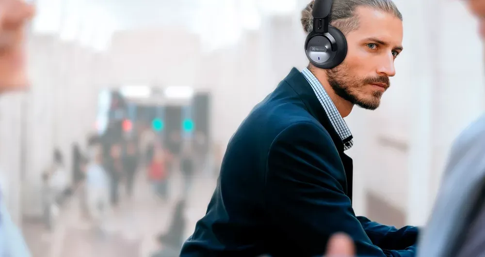 Hombre usando los Klip Xtreme Hi-Fi KNH-750 en la ciudad