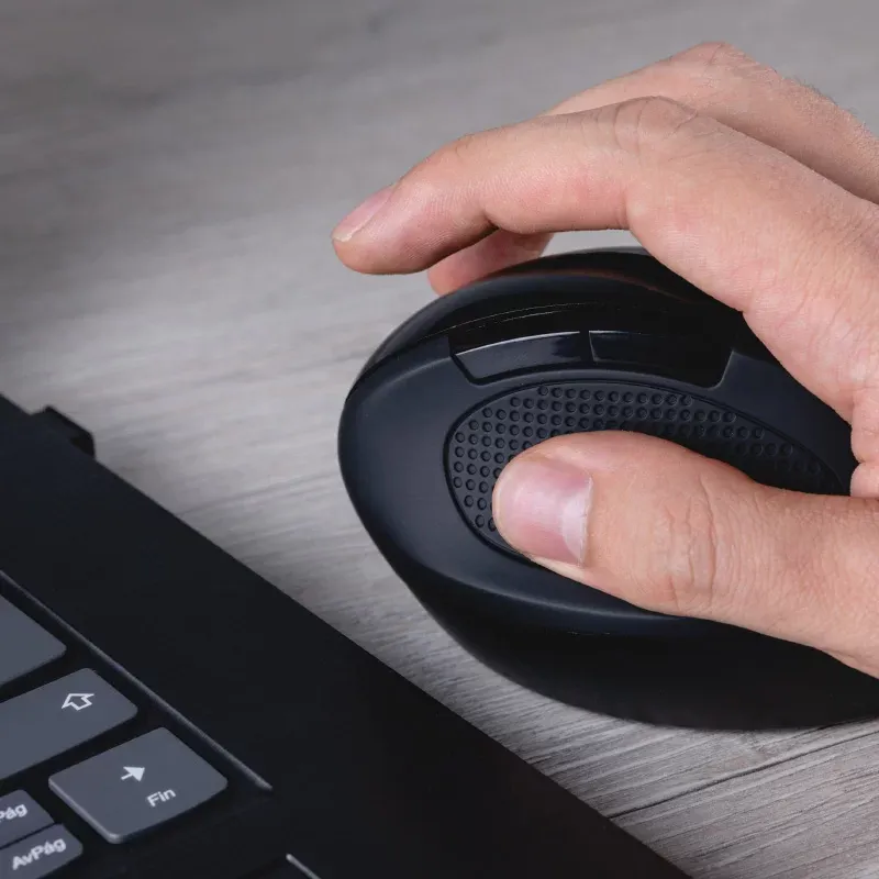 Klip Xtreme Orbix junto a un teclado