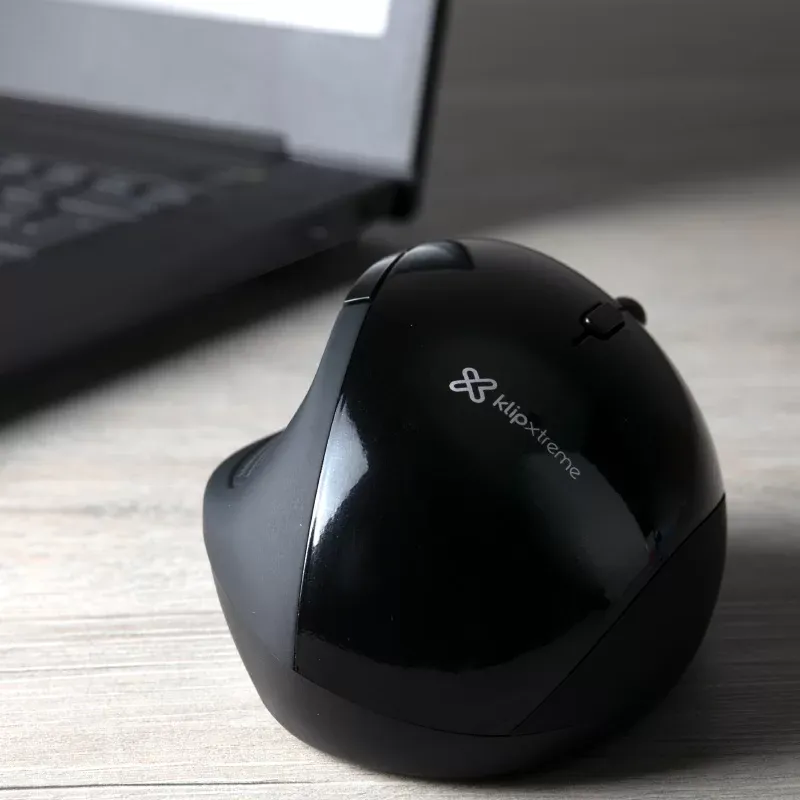 Klip Xtreme Orbix junto a un notebook
