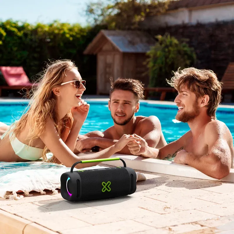 Klip Xtreme WaveRider junto a una piscina