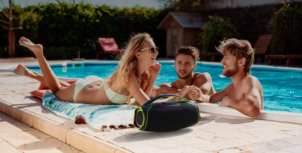 Klip Xtreme WaveRider PRO junto a una piscina