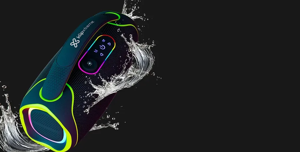 Klip Xtreme WaveRider PRO resistiendo salpicaduras de agua