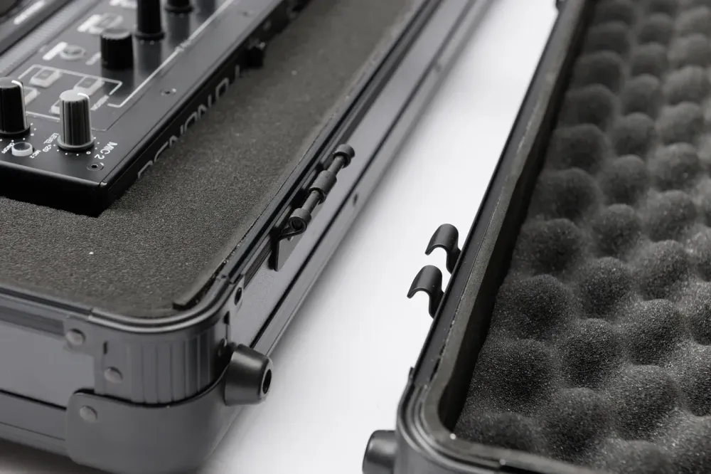 Detalle de bisagras, cierres y espuma protectora del Magma Carry Lite DJ-Case