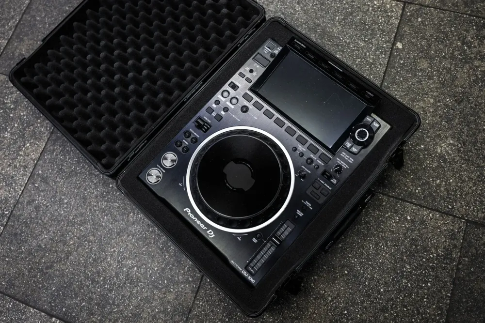 Reproductor DJ encajado en la espuma interior de un Magma Carry Lite DJ-Case abierto