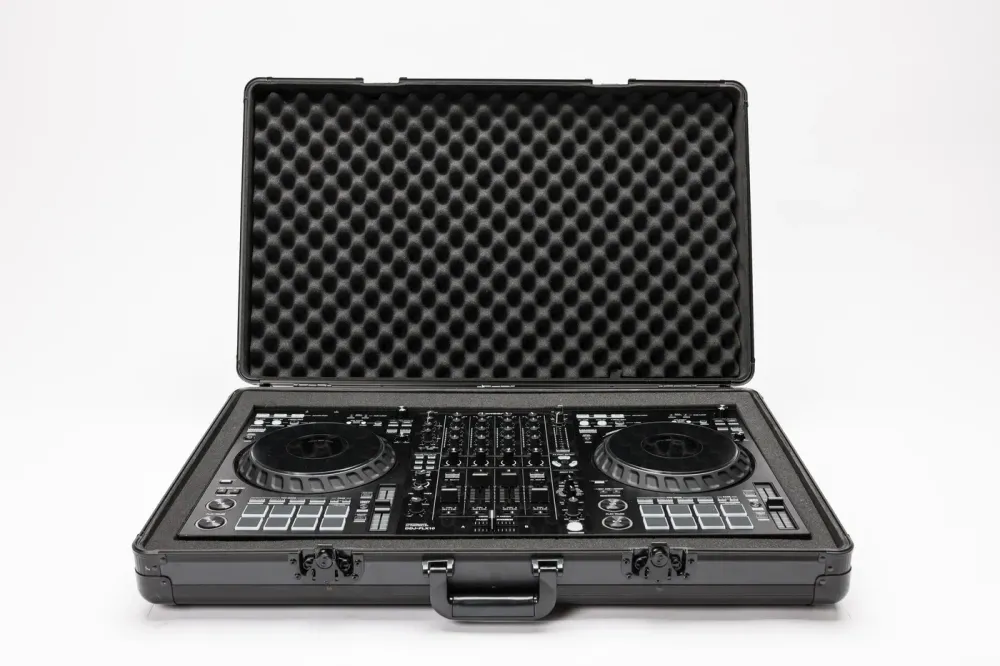 Magma Carry Lite DJ-Case XXL Plus abierto con controlador DJ de cuatro canales en su interior