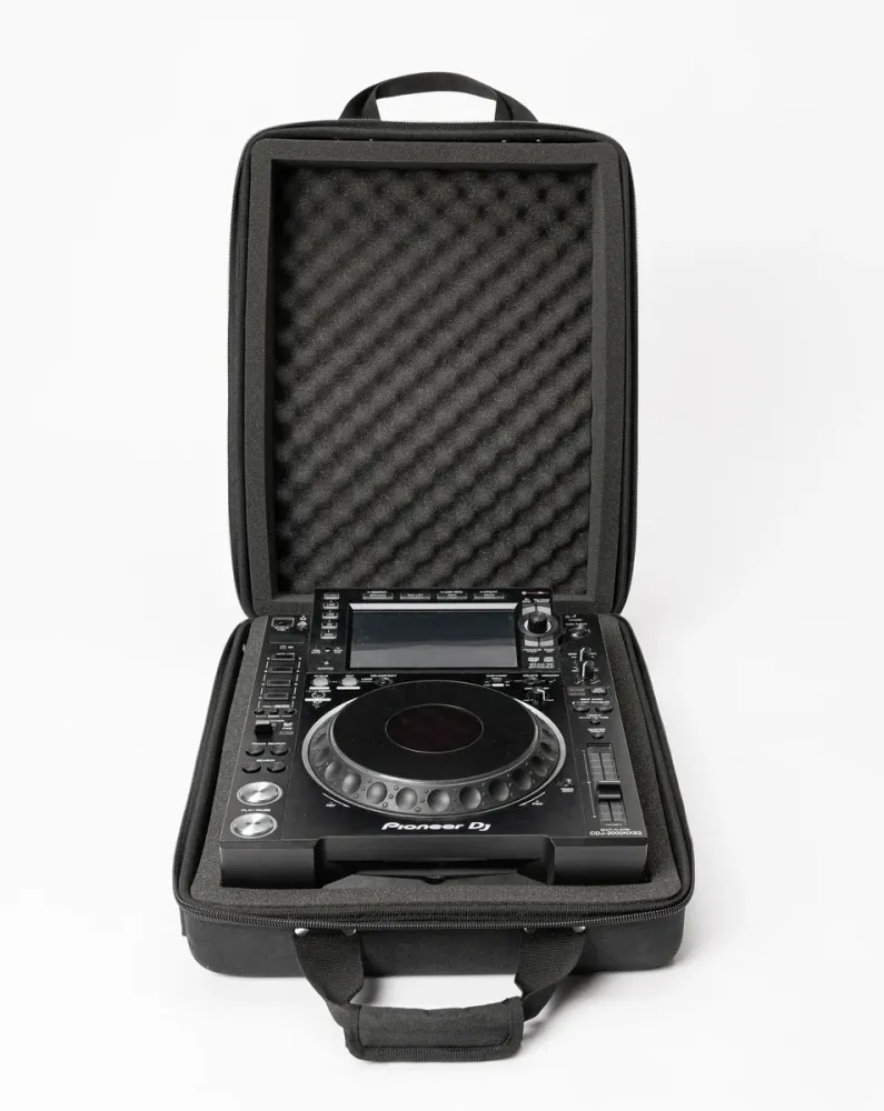 Magma CTRL Case CDJ/Mixer II abierto con un reproductor CDJ en su interior