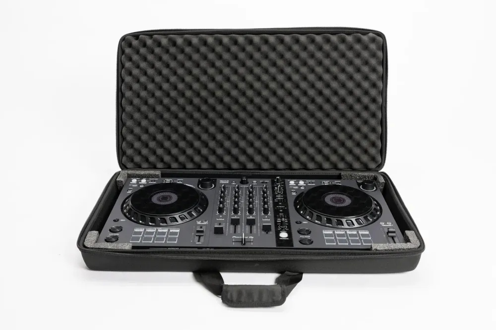 Magma CTRL Case XXL Plus II abierto con un controlador DJ de cuatro canales
