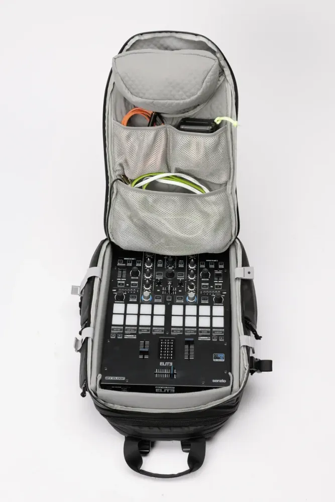 Magma Solid Blaze Pack 120 abierta con mixer DJ y cables ordenados en sus bolsillos interiores