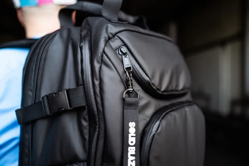 Detalle del cierre, hebilla lateral y material de la mochila Magma Solid Blaze Pack