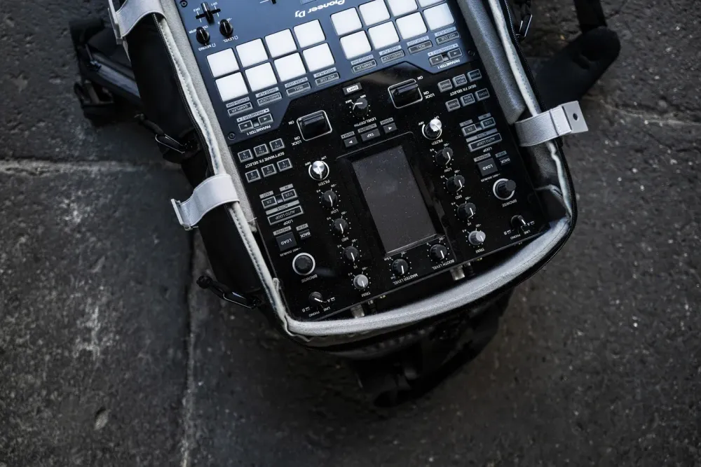 Mixer DJ protegido dentro del compartimento acolchado de una mochila Magma Solid Blaze Pack