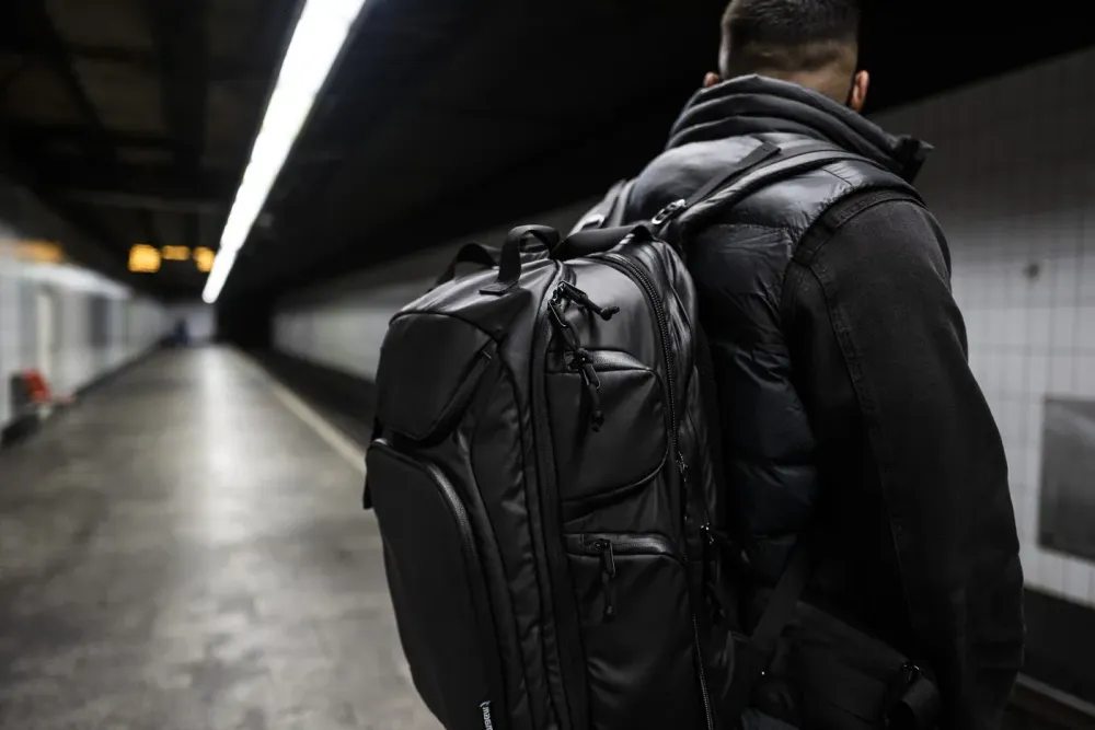 Mochila Magma Solid Blaze Pack llevada al hombro en el andén del metro