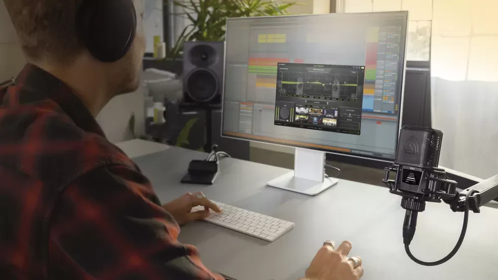 Mezclando con audífonos y Space Replicator en el DAW