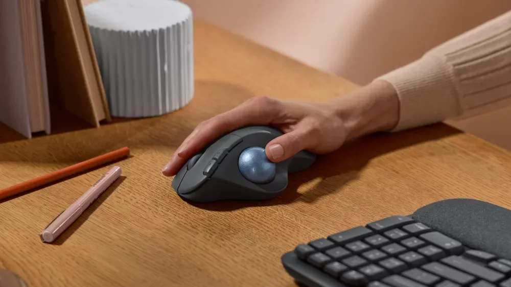Mano usando el trackball Logitech ERGO M575S