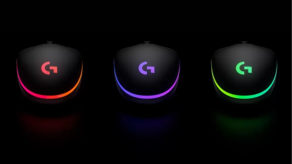 Tres Logitech G203 con la iluminación LIGHTSYNC RGB en rojo, morado y verde