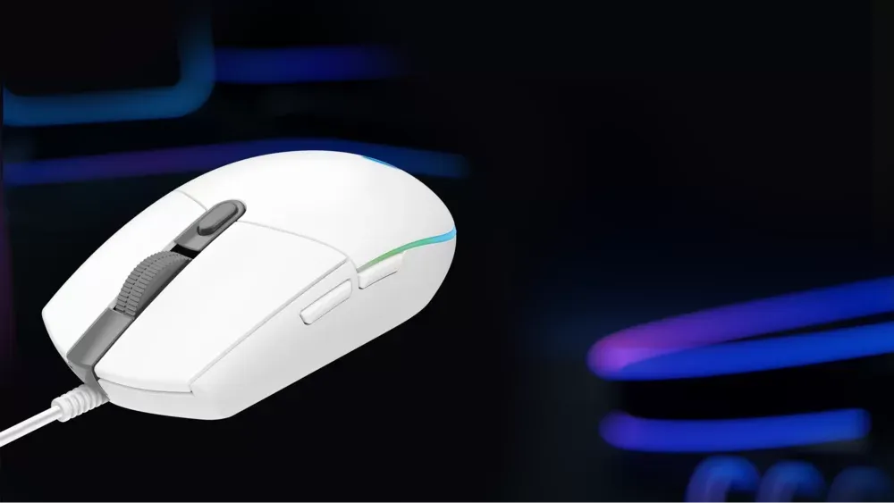 Logitech G203 LIGHTSYNC blanco sobre un escritorio de juego