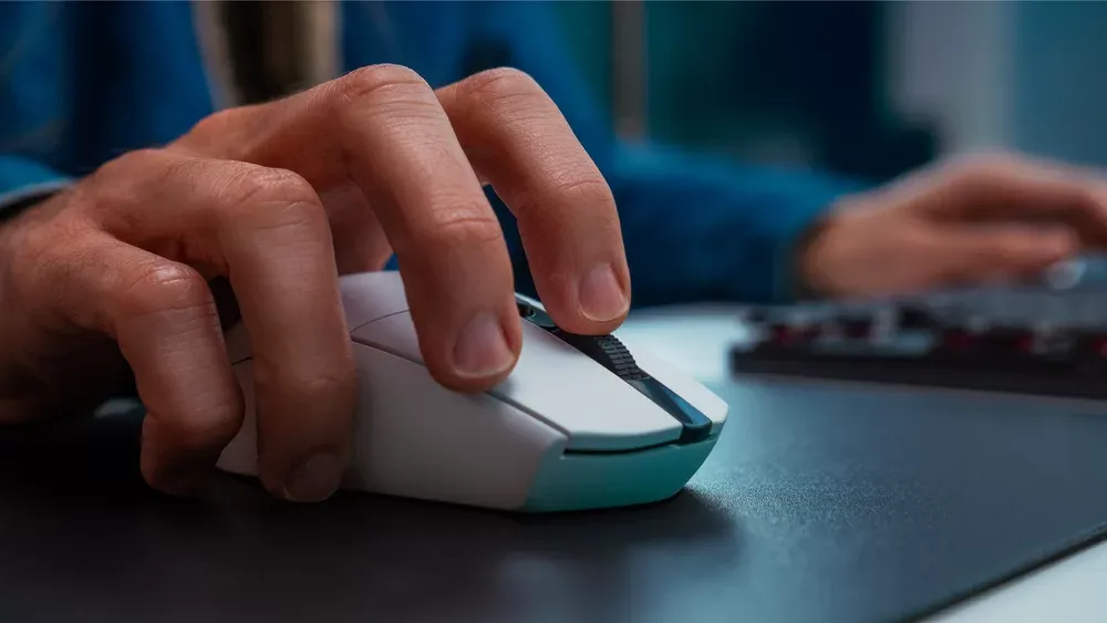 Mano usando el Logitech G305 LIGHTSPEED sobre un mouse pad