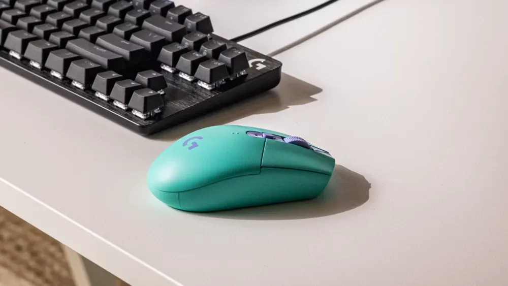 Logitech G305 LIGHTSPEED menta en un escritorio junto al teclado